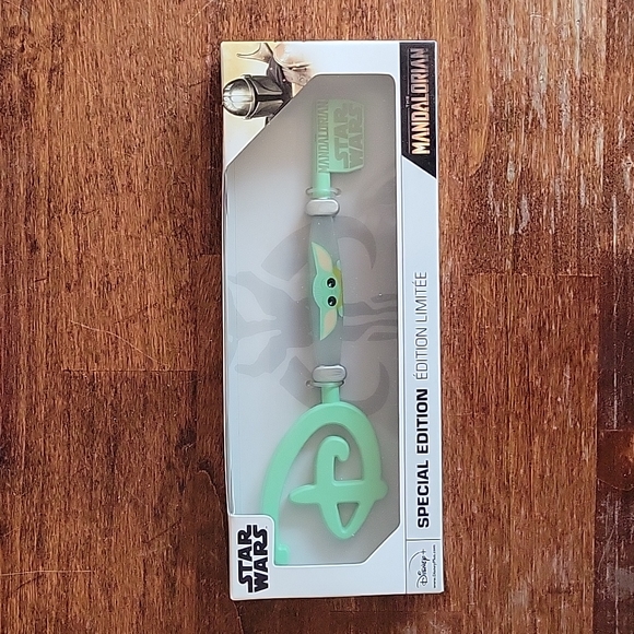 Disney Store Star Wars Mandalorian Special Edition Collector Opening Key - Picture 1 of 5